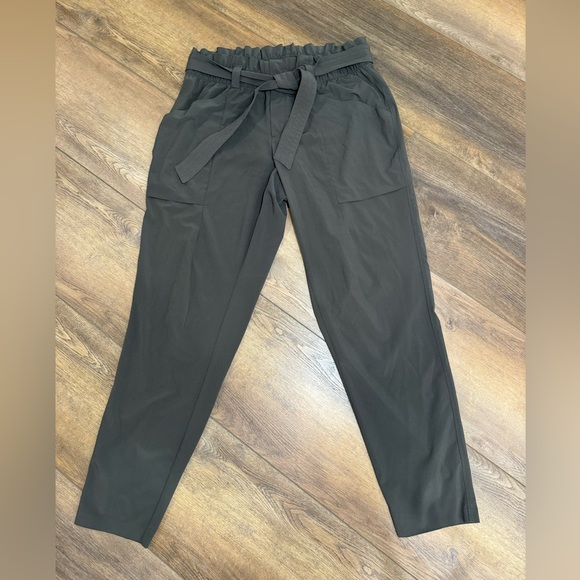 Athleta Belted High Waist Tapered Pants - size 8 - Picture 1 of 3